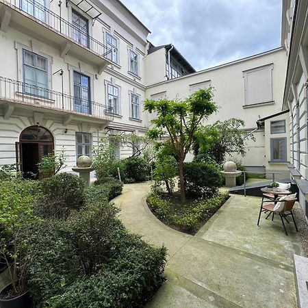 Hidden Gem With Terrace On The Andrassy Fashion Road Leilighet Budapest Eksteriør bilde