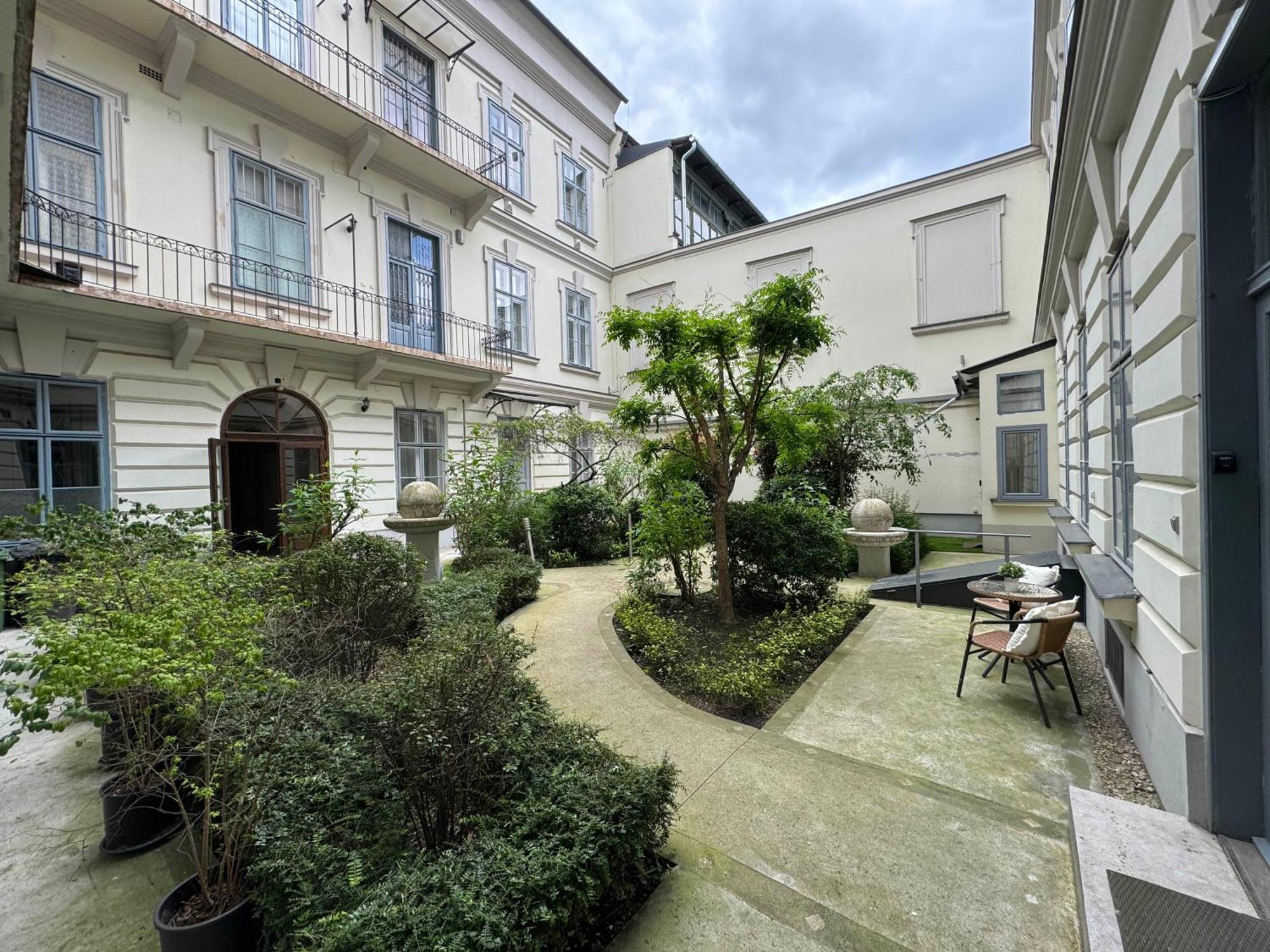 Hidden Gem With Terrace On The Andrassy Fashion Road Leilighet Budapest Eksteriør bilde