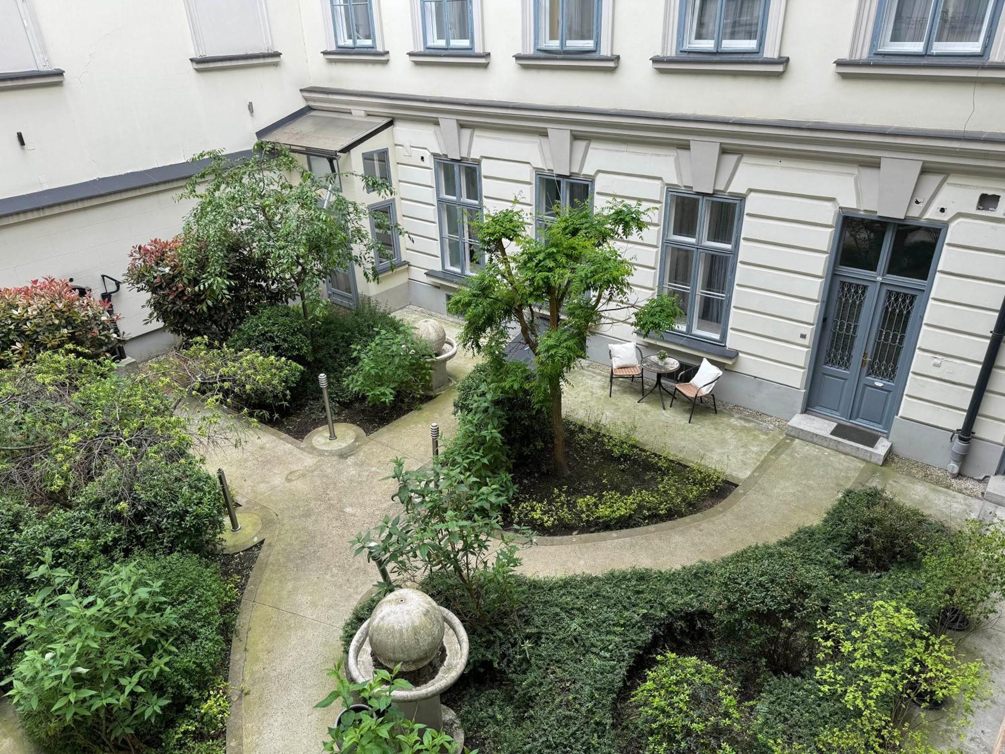 Hidden Gem With Terrace On The Andrassy Fashion Road Leilighet Budapest Eksteriør bilde